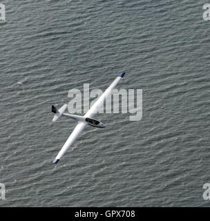 AJAXNETPHOTO. 30. JULI 2011. LEE-ON-THE-SOLENT, ENGLAND. -IN DIE HÖHE ÜBER DEM MEER - PNGC SEGELFLUGZEUG VON DAEDALUS FLUGPLATZ SCHWEBT ÜBER EINEM PLÄTSCHERNDEN SOLENT MEER.  FOTO; JONATHAN EASTLAND/AJAX REF: D2X 110209 1584 Stockfoto