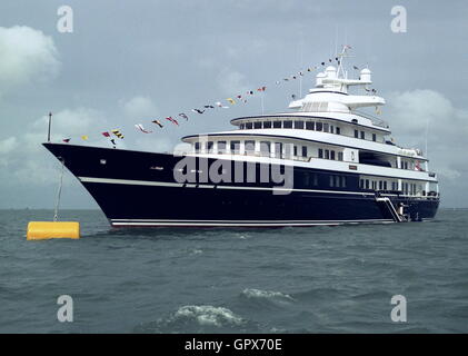 AJAXNETPHOTO. 2001. COWES, ISLE OF WIGHT, ENGLAND.  -SIR DONALD GOSLING LUXUS MOTORYACHT LEANDER VERTÄUT VON COWES WÄHREND DER AMERICA CUP SILBER-JUBILÄUMS-REGATTA.  FOTO: JONATHAN EASTLAND/AJAX REF: LEANDER 2001 Stockfoto