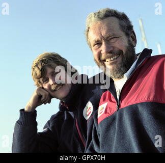 AJAXNETPHOTO. 1993. HAMBLE PUNKT, ENGLAND. -WELTREKORD-VERSUCH SEELEUTE - KATAMARAN ENZA SKIPPER SIR ROBIN KNOX JOHNSTON UND PETER BLAKE KURZ VOR IHREM REKORD CIRCUMNAVIGATION VERSUCH. FOTO: JONATHAN EASTLAND/AJAX REF: 93 25 Stockfoto