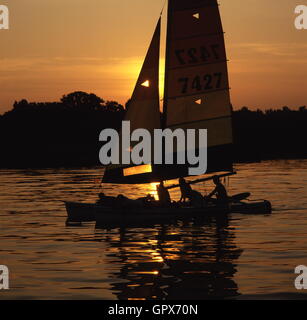 AJAXNETPHOTO. HAMBLE RIVER, ENGLAND. -ENDE DES TAGES - HOBIE-CAT DRIFTS DOWN RIVER AUF EINE EBBE-GEZEITEN GEGEN EINER UNTERGEHENDEN SONNE. FOTO: JONATHAN EASTLAND/AJAX REF: 876731 Stockfoto
