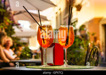 Aperol Spritz-Cocktail. Alkoholisches Getränk, basierend auf Tabelle mit Eiswürfeln und Orangen. Stockfoto