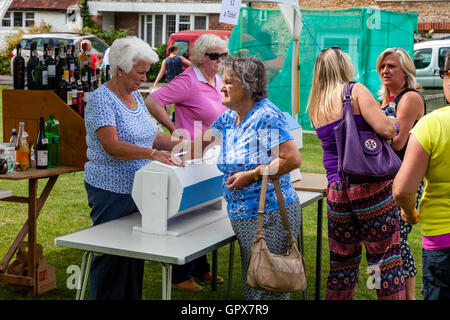 Menschen spielen die Tombola am jährlichen Touristenort Dorffest, Touristenort, East Sussex, UK Stockfoto