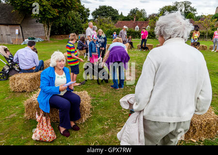 Menschen vor Ort auf den Hund zeigen, die jährlichen Hartfield Dorffest Hartfield, East Sussex, UK Stockfoto