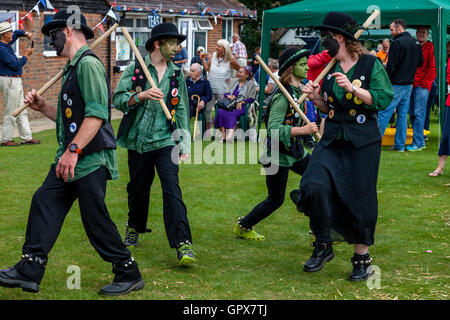 Besen, Ziegel und Bowlers Border Morris Tänzer führen am jährlichen Hartfield Dorffest, Hartfield, East Sussex, UK Stockfoto