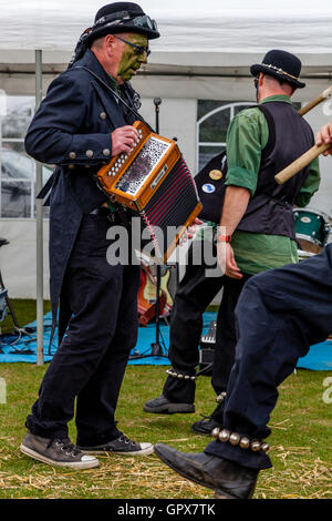 Besen, Ziegel und Bowlers Border Morris Tänzer führen am jährlichen Hartfield Dorffest, Hartfield, East Sussex, UK Stockfoto