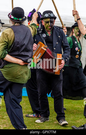 Besen, Ziegel und Bowlers Border Morris Tänzer führen am jährlichen Hartfield Dorffest, Hartfield, East Sussex, UK Stockfoto