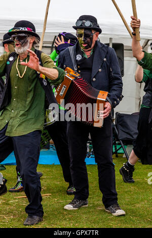 Besen, Ziegel und Bowlers Border Morris Tänzer führen am jährlichen Hartfield Dorffest, Hartfield, East Sussex, UK Stockfoto