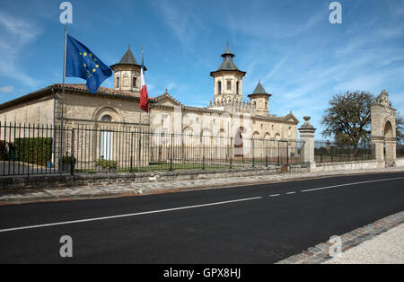 Saint-Estèphe Bordeaux Frankreich die historischen Chateau Cos Estournel entlang der Weinstraße von Saint Estephe in der Nähe von Bordeaux Stockfoto