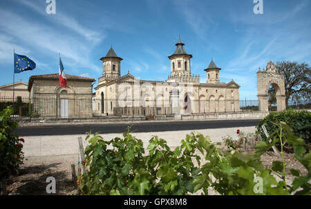 Saint-Estèphe Bordeaux Frankreich die historischen Chateau Cos Estournel entlang der Weinstraße von Saint Estephe in der Nähe von Bordeaux Stockfoto