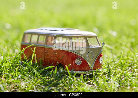 VW-Bus Figur als Symbol für Urlaub im Sommer Stockfoto