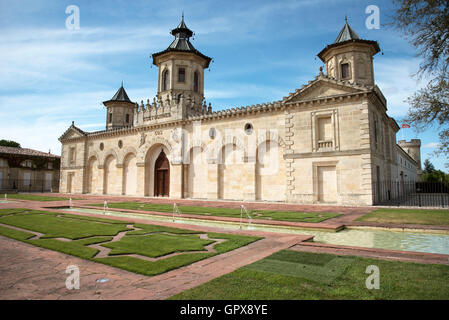 Saint-Estèphe Bordeaux Frankreich die historischen Chateau Cos Estournel entlang der Weinstraße von Saint Estephe in der Nähe von Bordeaux Stockfoto