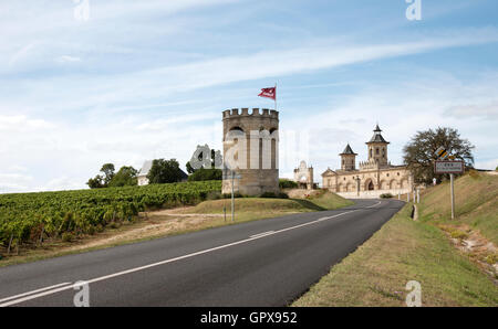 Saint-Estèphe Bordeaux Frankreich die historischen Chateau Cos Estournel entlang der Weinstraße von Saint Estephe in der Nähe von Bordeaux Stockfoto