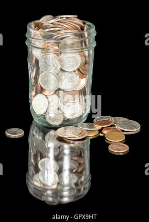 Viele Münzen, die in einem Glas gespeichert wurden Stockfoto