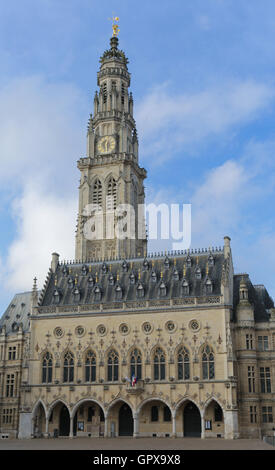 Das Rathaus an der Stelle der Helden im französischen Arras Stockfoto