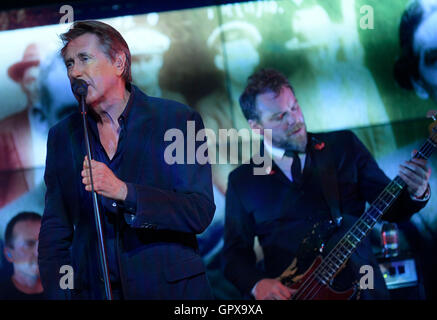 Bryan Ferry von Roxy Music Vorformen bei einem corporate auftritt. Stockfoto