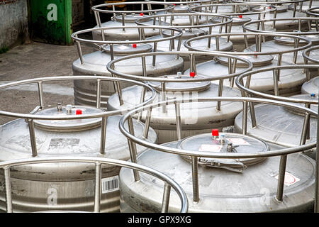 Moderne Stahl-Tanks in einer Bierbrauerei Stockfoto