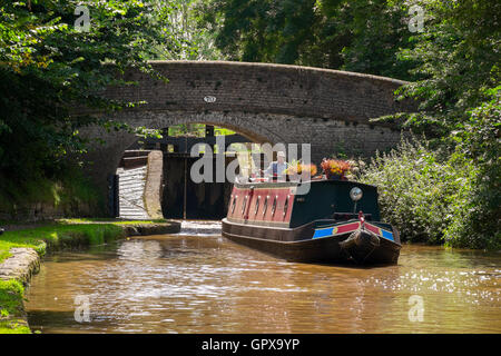 Ein Grachtenboot verhandeln Adderley sperrt auf die Shropshire Union Canal, Shropshire, England, UK Stockfoto