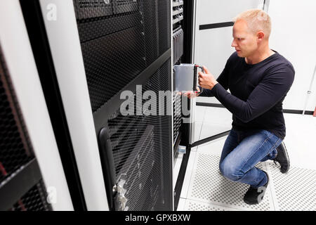 IT Berater installieren Blade-Server in großen Rechenzentren Stockfoto