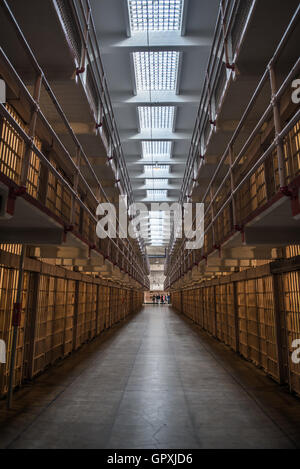 Gefängnis Korridor in der Strafanstalt von Alcatraz, mit der Reihe von Räumen Stockfoto