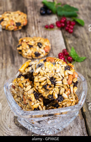 Kozinaki Cookies mit Rosinen, Sonnenblumenkerne, Erdnüsse und Hone Stockfoto