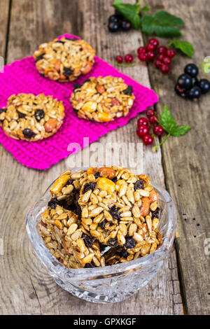 Kozinaki Cookies mit Rosinen, Sonnenblumenkerne, Erdnüsse und Hone Stockfoto