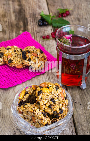 Kozinaki Cookies mit Rosinen, Sonnenblumenkerne, Erdnüsse und Hone Stockfoto