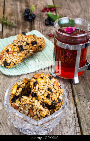 Kozinaki Cookies mit Rosinen, Sonnenblumenkerne, Erdnüsse und Hone Stockfoto