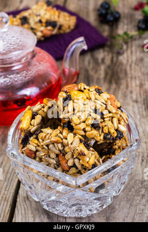 Kozinaki Cookies mit Rosinen, Sonnenblumenkerne, Erdnüsse und Hone Stockfoto