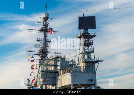 Die USS Midway Museum ist ein maritimes Museum am Navy Pier in San Diego. Stockfoto