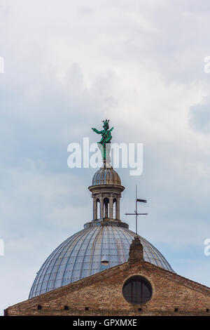 Skulptur auf dem Dach der Kathedrale in Padua Italien Stockfoto