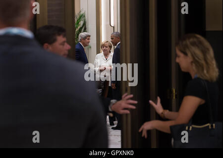 US-Präsident Barack Obama, die deutsche Bundeskanzlerin Angela Merkel. US-Außenminister John Kerry und der französische Präsident Francoise Hollande (nicht abgebildet) halten ein privates Treffen am zweiten Tag des G20-Gipfels in Hangzhou, China. Stockfoto