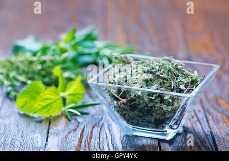 frisches Aroma Tee in Glasschale und auf einem Tisch Stockfoto