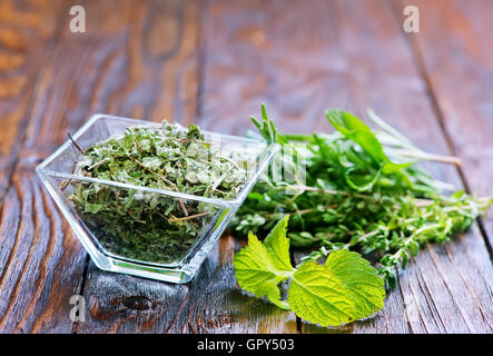 frisches Aroma Tee in Glasschale und auf einem Tisch Stockfoto