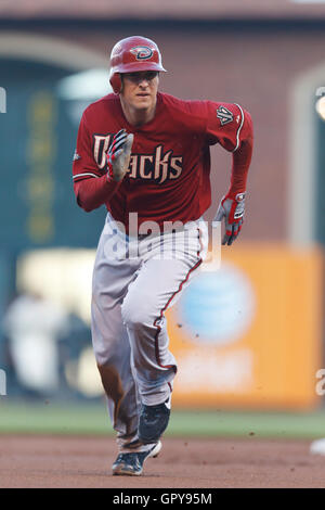 11. Mai 2011; San Francisco, CA, USA;  Arizona-Diamantmarkierungen zweiter Basisspieler Kelly Johnson (2) führt zur dritten Base während der ersten Inning gegen die San Francisco Giants im AT&T Park. Stockfoto