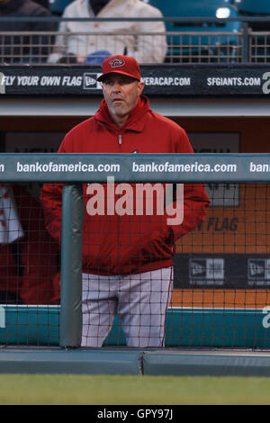 11. Mai 2011; San Francisco, CA, USA;  Arizona-Diamantmarkierungen Manager Kirk Gibson (23) steht auf der Trainerbank im zweiten Inning gegen die San Francisco Giants im AT&T Park. Stockfoto