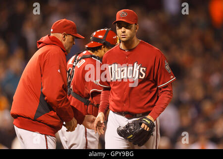 Mai 2011; San Francisco, CA, USA; der Arizona Diamondbacks-Manager Kirk Gibson (links) entlastet den Starthändler Armando Galarraga (rechts) während des sechsten Inning gegen die San Francisco Giants im AT&T Park. Stockfoto