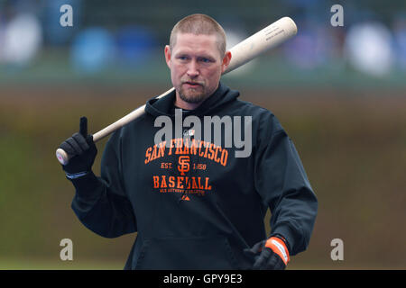 14. Mai 2011; Chicago, IL, USA;  San Francisco Giants erster Basisspieler Aubrey Huff (17) erwärmt sich vor dem Spiel gegen die Chicago Cubs im Wrigley Field. Stockfoto