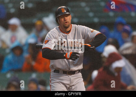 14. Mai 2011; Chicago, IL, USA;  San Francisco Giants erster Basisspieler Aubrey Huff (17) trocknet seine Faust während der ersten Inning gegen die Chicago Cubs im Wrigley Field.  San Francisco besiegte Chicago 3: 0 in einem Spiel Regen verkürzt. Stockfoto