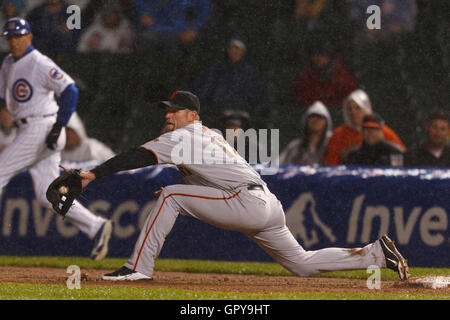 Mai 14, 2011; Chicago, IL, USA; San Francisco Giants erste Basisspieler Aubrey Huff (17) für ein auf den ersten Stützpunkt gegen die Chicago Cubs im sechsten Inning bei Wrigley Field erreicht. Stockfoto