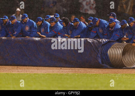 14. Mai 2011; Chicago, IL, USA;  Chicago Cubs Anlage Crew rollt eine Plane über dem Infield nach eine Regen Verzögerung während der siebten Inning gegen die San Francisco Giants im Wrigley Field genannt wurde. Stockfoto