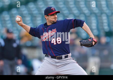 18. Mai 2011; Oakland, Kalifornien, USA;  Minnesota Twins ab Krug Carl Pavano (48) Stellplätze gegen die Oakland Athletics im ersten Inning bei Oakland-Alameda County Coliseum. Stockfoto