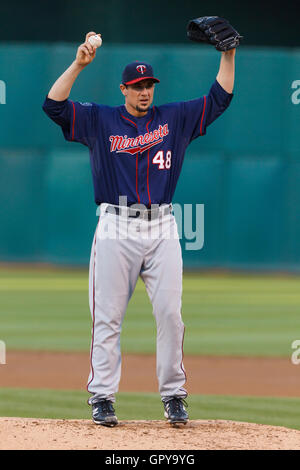 Mai 2011; Oakland, CA, USA; der Minnesota Twins Starting Pitcher Carl Pavano (48) erstreckt sich während des zweiten Inning gegen die Oakland Athletics im Oakland-Alameda County Coliseum auf dem Pitchers Mound. Minnesota besiegte Oakland 4-3 in zehn Innings. Stockfoto