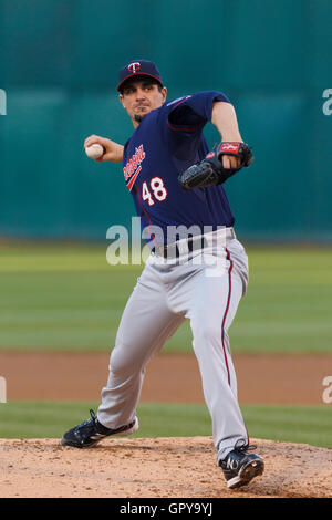 18. Mai 2011; Oakland, Kalifornien, USA;  Minnesota Twins ab Krug Carl Pavano (48) Stellplätze gegen die Oakland Athletics während der zweiten Inning im Oakland-Alameda County Coliseum.  Minnesota besiegte Oakland 4-3 in 10 Innings. Stockfoto