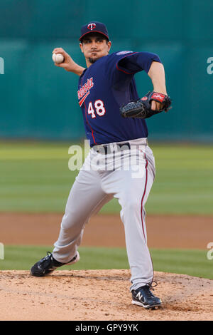 Mai 18, 2011; Oakland, Ca, USA; Minnesota Twins Krug Carl Pavano (48) Plätze gegen die Oakland Athletics im zweiten Inning in Oakland-Alameda County Coliseum. Stockfoto