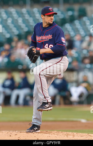 18. Mai 2011; Oakland, Kalifornien, USA;  Minnesota Twins ab Krug Carl Pavano (48) Stellplätze gegen die Oakland Athletics während der zweiten Inning im Oakland-Alameda County Coliseum.  Minnesota besiegte Oakland 4-3 in 10 Innings. Stockfoto