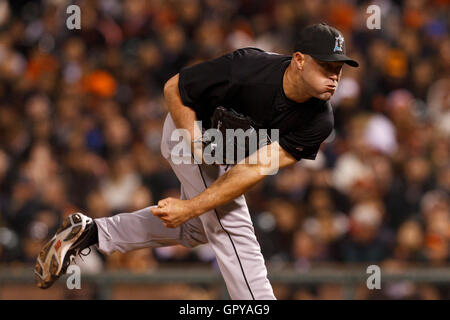 25. Mai 2011; San Francisco, CA, USA;  Florida Marlins Entlastung Krug Mike Dunn (40) Stellplätze gegen die San Francisco Giants im siebten Inning im AT&T Park. Stockfoto