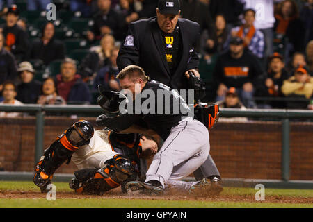Mai 2011; San Francisco, CA, USA; Scott Cousins (rechts) trifft mit Buster Posey (unten, links) auf San Francisco Giants, um im zwölften Inning im AT&T Park einen Lauf vor dem Schiedsrichter Joe West (22) zu erzielen. Flor Stockfoto