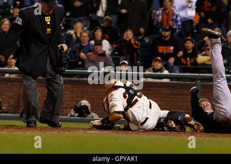 Mai 2011; San Francisco, CA, USA; Scott Cousins (rechts) trifft mit Buster Posey (Mitte) auf den San Francisco Giants, um beim zwölften Inning im AT&T Park einen Lauf vor dem Schiedsrichter Joe West (22) zu erzielen. Florida de Stockfoto