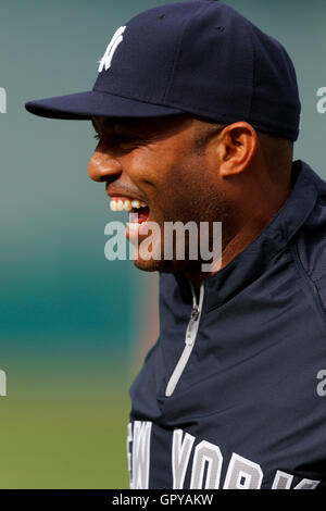 31. Mai 2011; Oakland, Kalifornien, USA;  New York Yankees Relief Pitcher Mariano Rivera (42) lacht während Warm Ups vor dem Spiel gegen die Oakland Athletics im Oakland-Alameda County Coliseum.  New York besiegten Oakland 10-3. Stockfoto