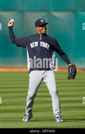 31. Mai 2011; Oakland, Kalifornien, USA;  New York Yankees Relief Pitcher Mariano Rivera (42) erwärmt sich im Outfield vor dem Spiel gegen die Oakland Athletics im Oakland-Alameda County Coliseum. Stockfoto